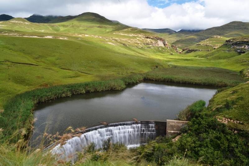 Dam landscape with wide aperture: This picture was taken at f22 which is a very wide aperture. The smaller lens opening leaves much more of the photo in focus.