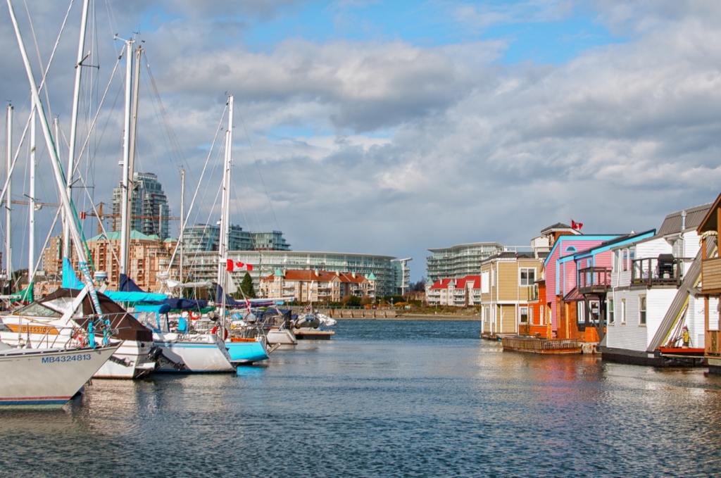 Fisherman's Wharf: Juxtaposition of houses and boats while having the water as their middle ground.